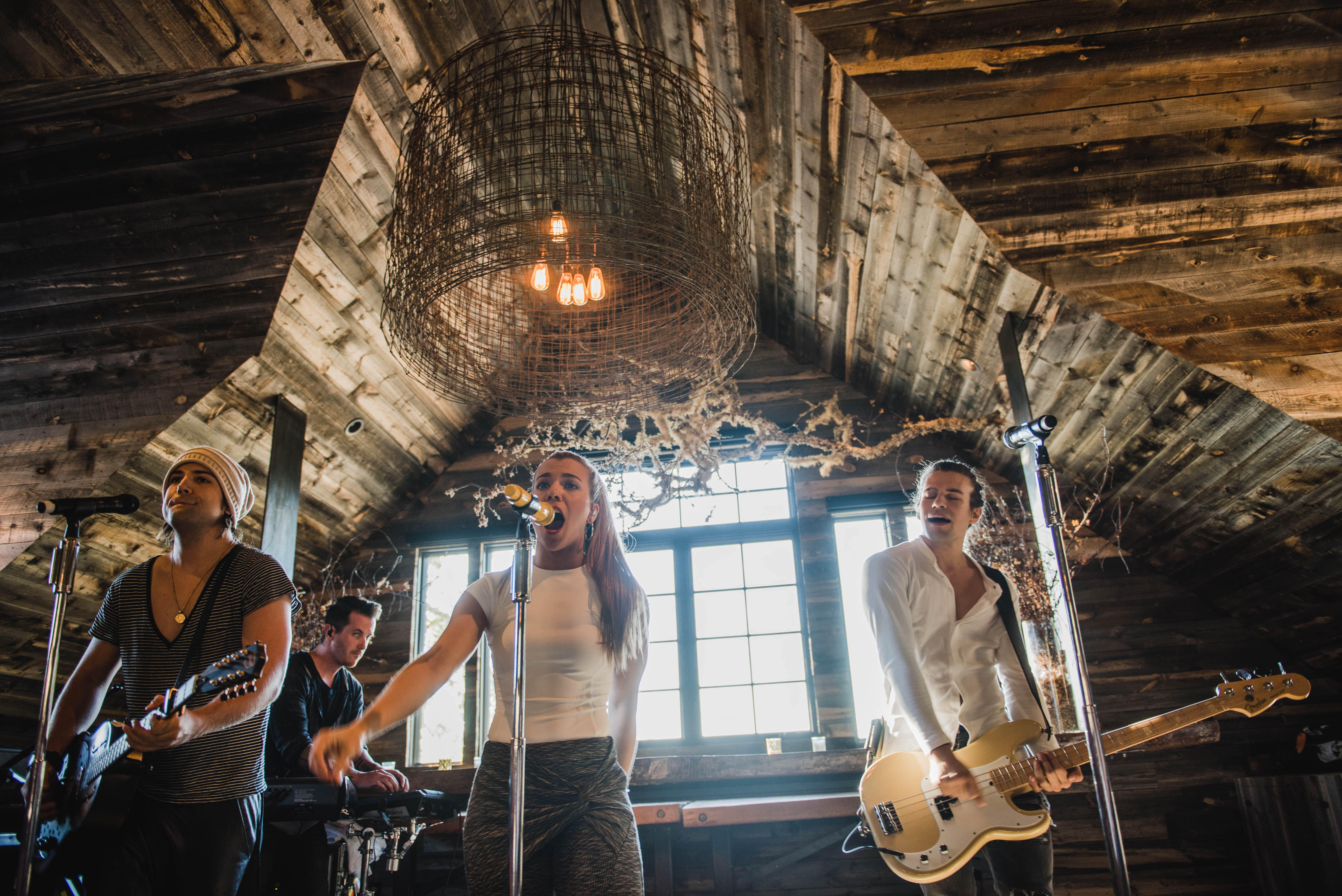 The Band Perry Makes Surprise Appearance at ‘Live in the Vineyard’ – See the Pics! (@thebandperry)