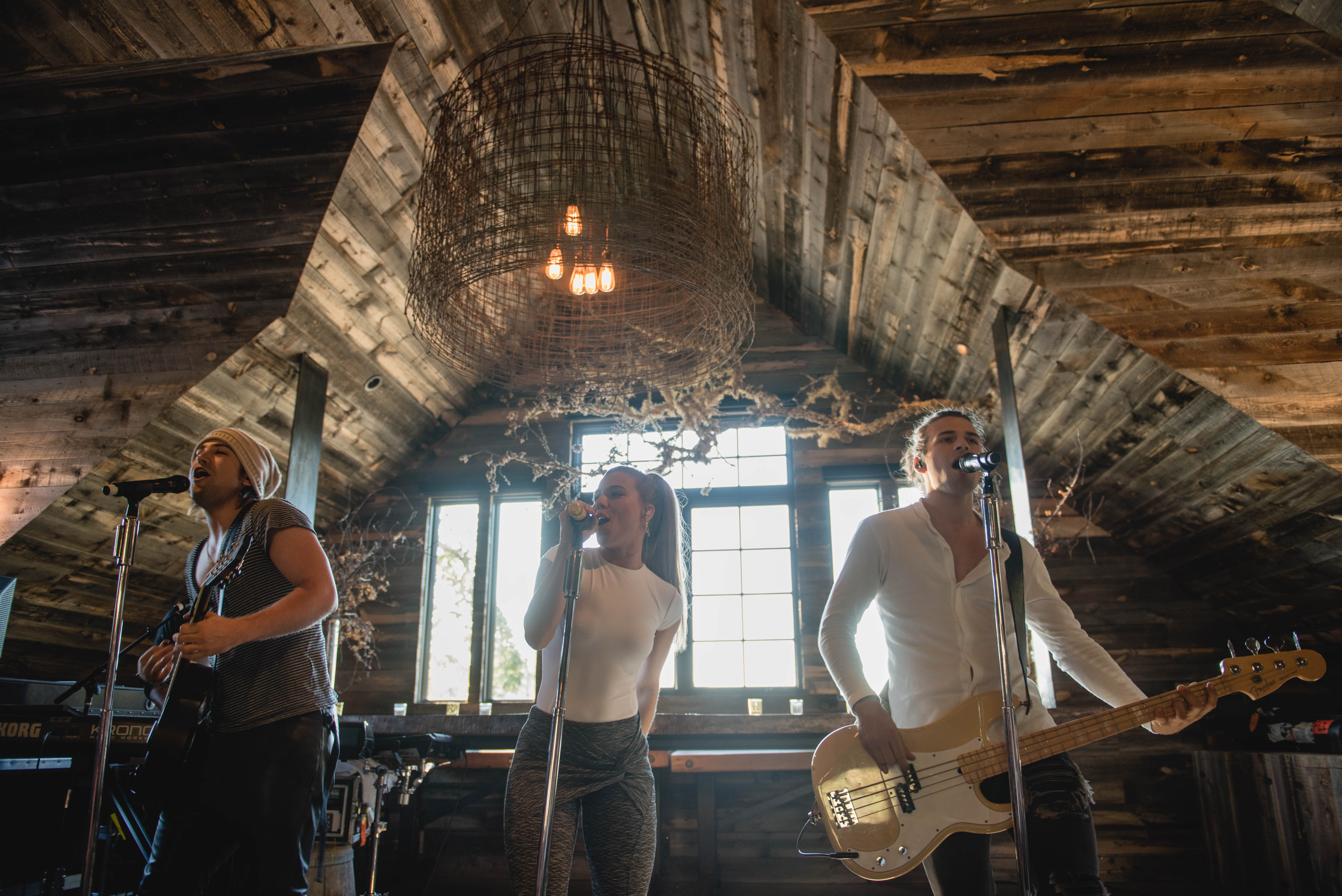 The Band Perry Makes Surprise Appearance at ‘Live in the Vineyard’ – See the Pics! (@thebandperry)