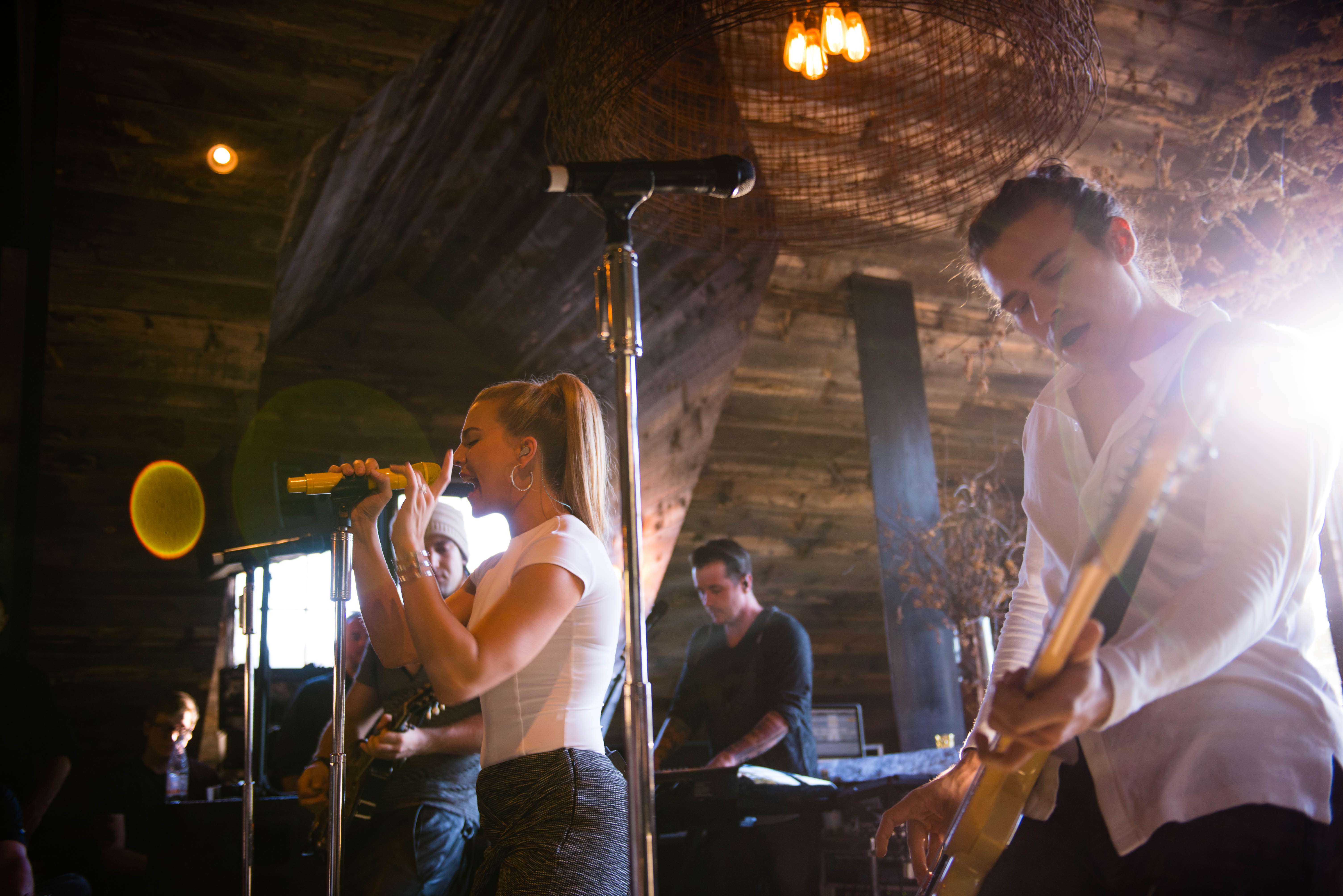 The Band Perry Makes Surprise Appearance at ‘Live in the Vineyard’ – See the Pics! (@thebandperry)