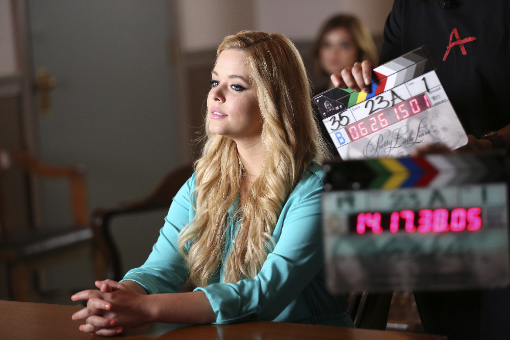 The Liars Are Back in Rosewood on Tonight’s ‘Pretty Little Liars’ Winter Premiere – Watch the Video!