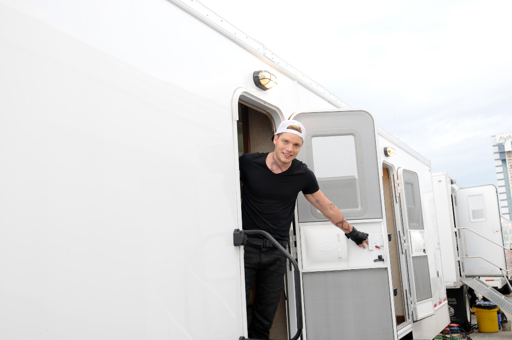 Clary Is On A Mission To Save Simon On Tonight’s ‘Shadowhunters’ – Watch The Video!