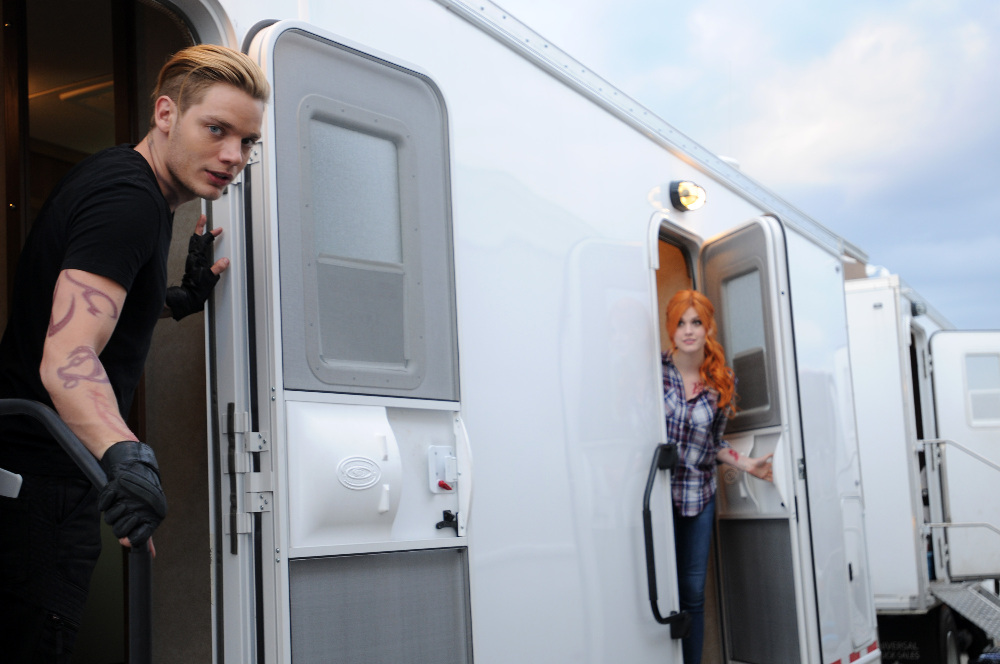 Clary Is On A Mission To Save Simon On Tonight’s ‘Shadowhunters’ – Watch The Video!