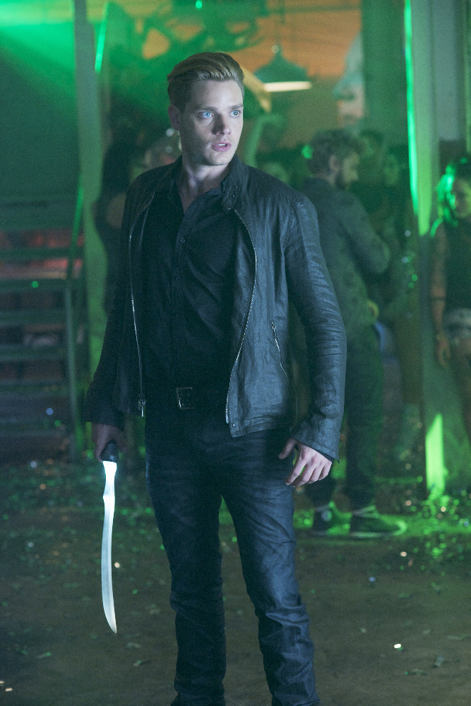 The Shadowhunters Will Have To Put Their Trust In A Downworlder on Tonight’s ‘Shadowhunters’ – Watch A Sneak Peek!