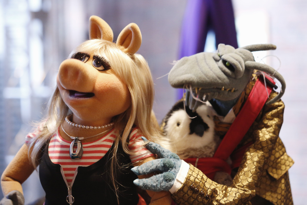 Miss Piggy Learns the Meaning of Friendship Tonight on “The Muppets” – See Exclusive Pics from the Episode