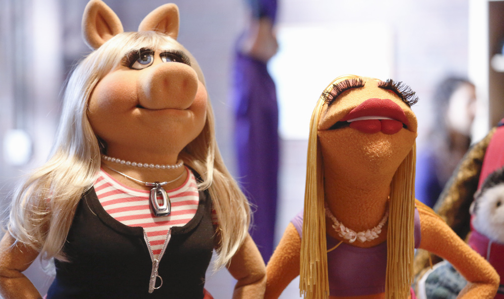 Miss Piggy Learns the Meaning of Friendship Tonight on “The Muppets” – See Exclusive Pics from the Episode