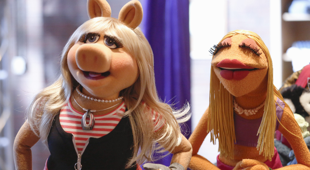 Miss Piggy Learns the Meaning of Friendship Tonight on “The Muppets” – See Exclusive Pics from the Episode