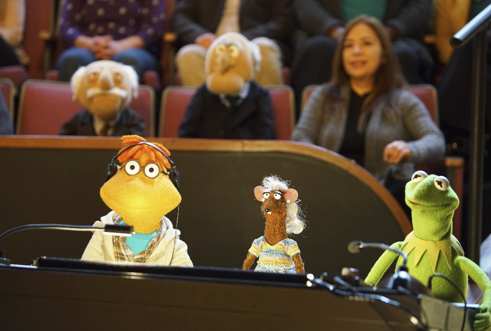 Miss Piggy Learns the Meaning of Friendship Tonight on “The Muppets” – See Exclusive Pics from the Episode