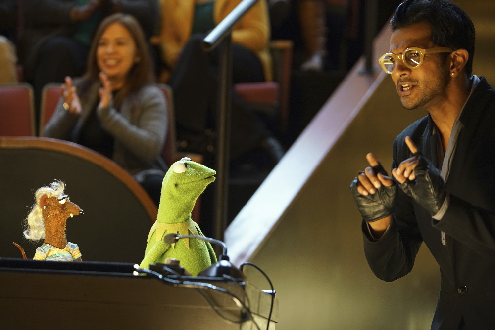 Miss Piggy Learns the Meaning of Friendship Tonight on “The Muppets” – See Exclusive Pics from the Episode