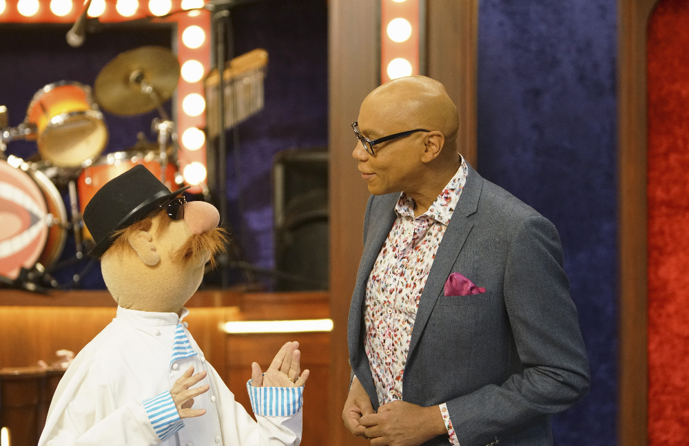 Miss Piggy Learns the Meaning of Friendship Tonight on “The Muppets” – See Exclusive Pics from the Episode