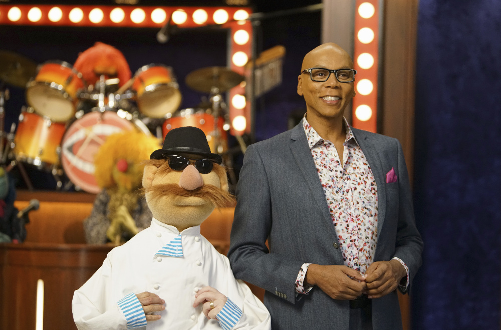 Miss Piggy Learns the Meaning of Friendship Tonight on “The Muppets” – See Exclusive Pics from the Episode