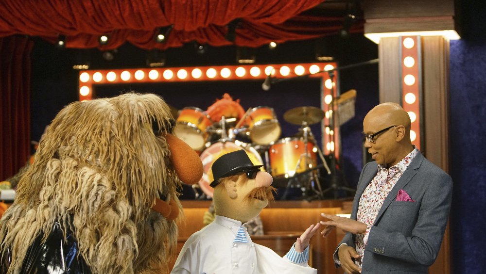 Miss Piggy Learns the Meaning of Friendship Tonight on “The Muppets” – See Exclusive Pics from the Episode