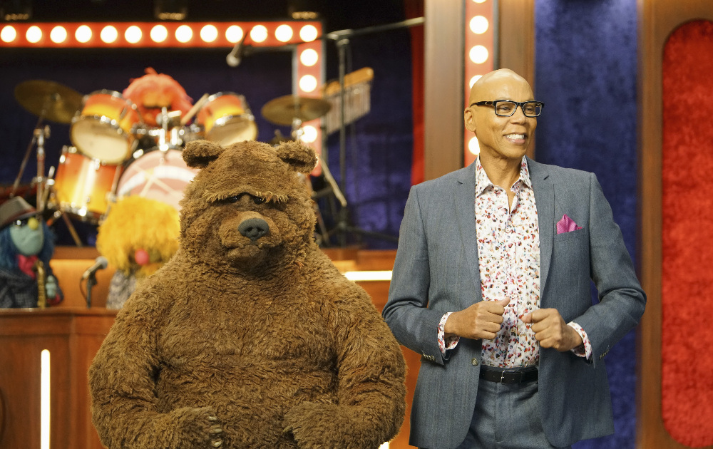 Miss Piggy Learns the Meaning of Friendship Tonight on “The Muppets” – See Exclusive Pics from the Episode