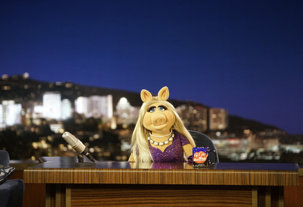 Miss Piggy Learns the Meaning of Friendship Tonight on “The Muppets” – See Exclusive Pics from the Episode