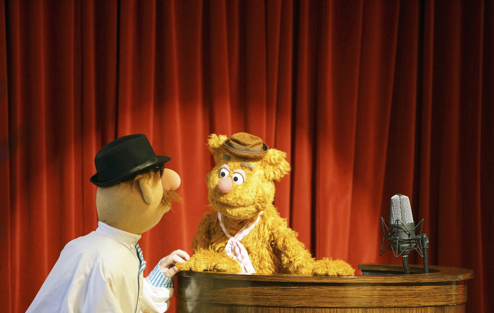 Miss Piggy Learns the Meaning of Friendship Tonight on “The Muppets” – See Exclusive Pics from the Episode