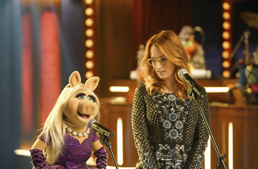 Miss Piggy Learns the Meaning of Friendship Tonight on “The Muppets” – See Exclusive Pics from the Episode