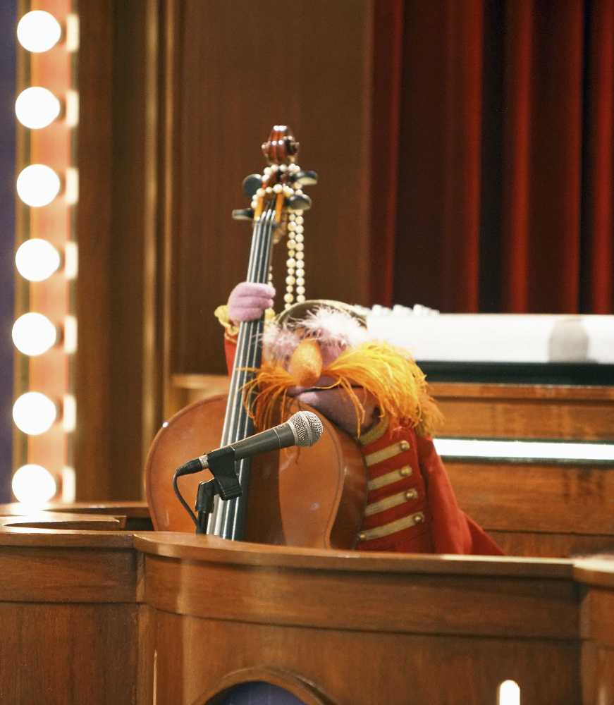 Miss Piggy Learns the Meaning of Friendship Tonight on “The Muppets” – See Exclusive Pics from the Episode