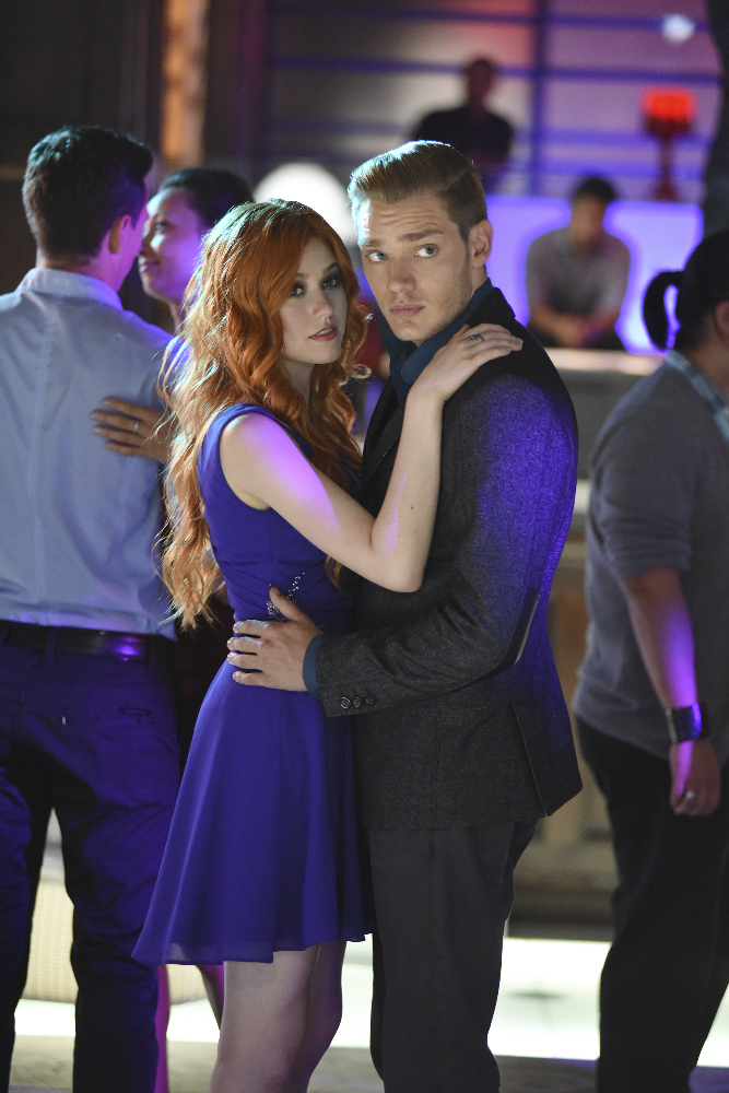 Clary Enters An Alternate Dimension Tonight On “Shadowhunters” – Watch A Sneak Peek!