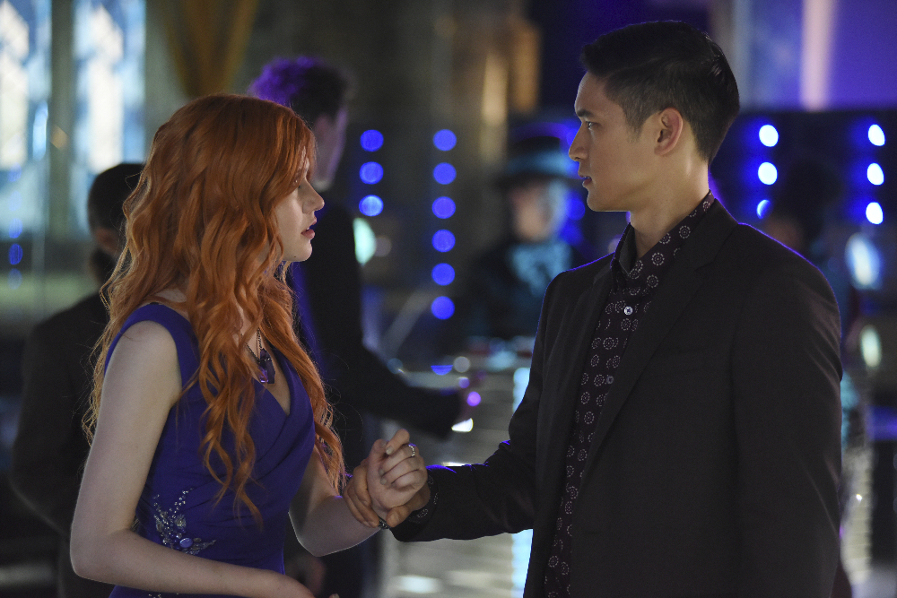 Clary Enters An Alternate Dimension Tonight On “Shadowhunters” – Watch A Sneak Peek!