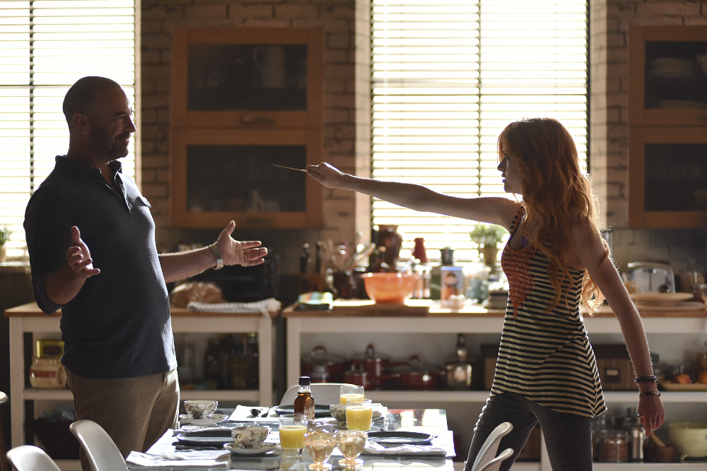 Clary Enters An Alternate Dimension Tonight On “Shadowhunters” – Watch A Sneak Peek!