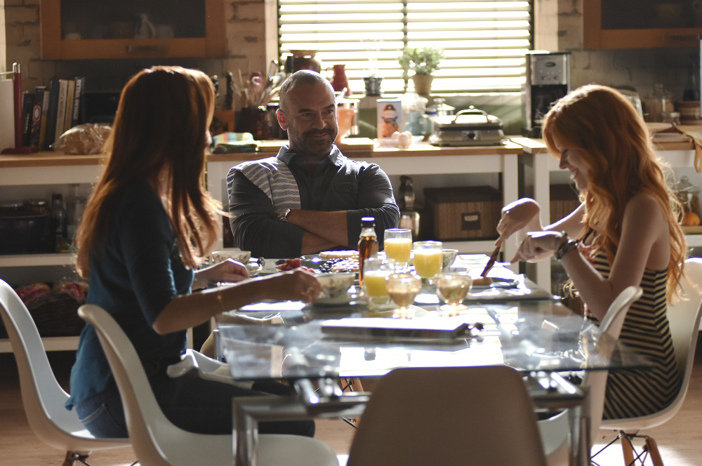 Clary Enters An Alternate Dimension Tonight On “Shadowhunters” – Watch A Sneak Peek!