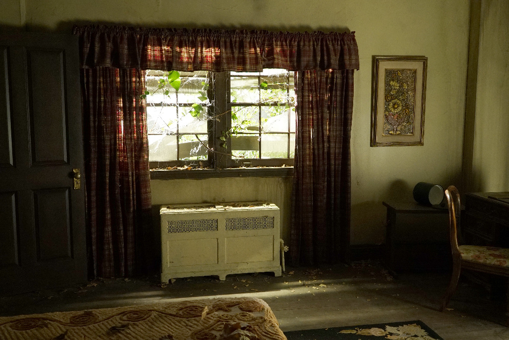 A Twin Is Finally Revealed Tonight On The Spring Finale of “Pretty Little Liars” – Watch A Sneak Peek!