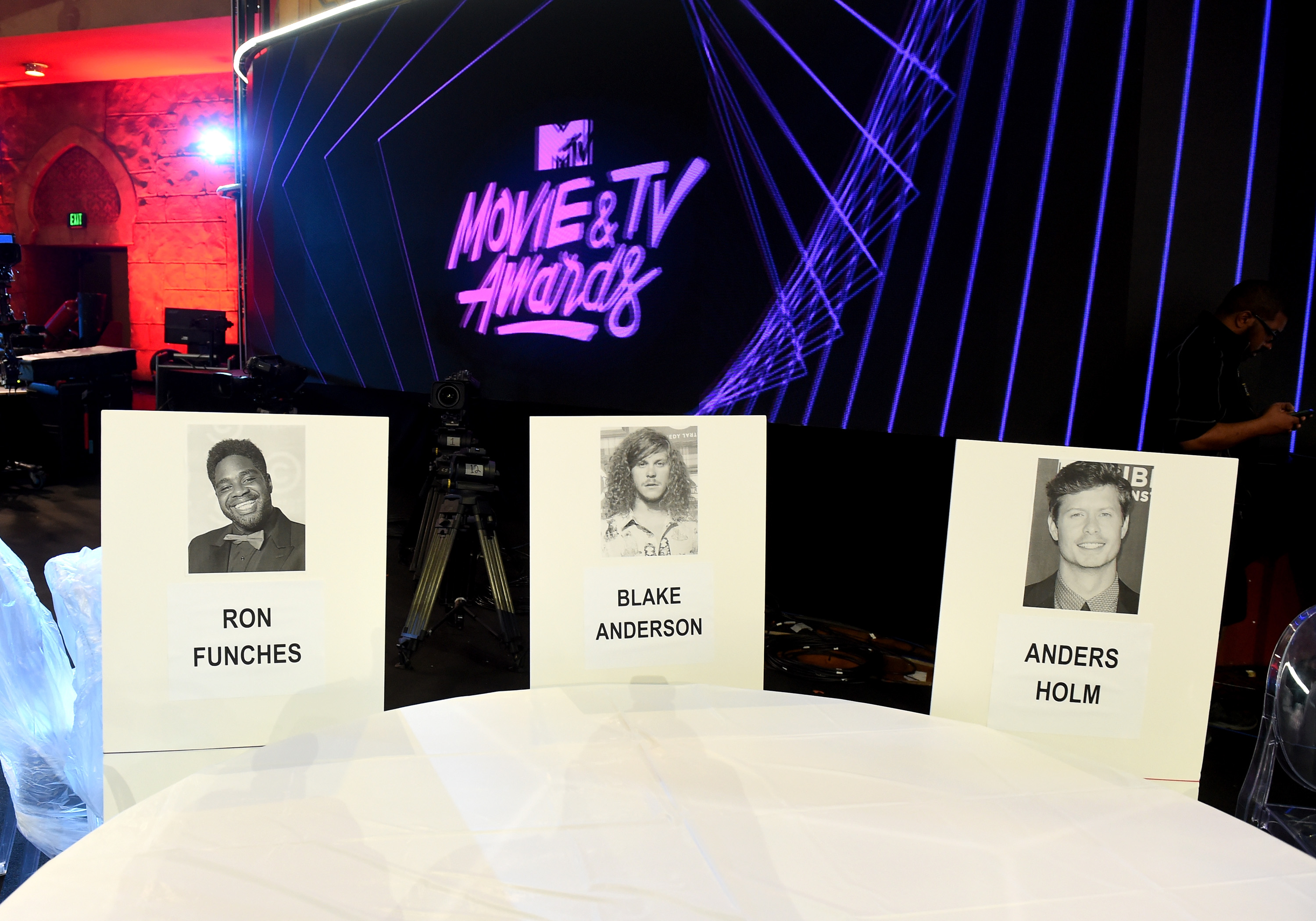 Noah Cyrus Teases Celeb Guests and Performance at 2017 MTV Movie & TV Awards