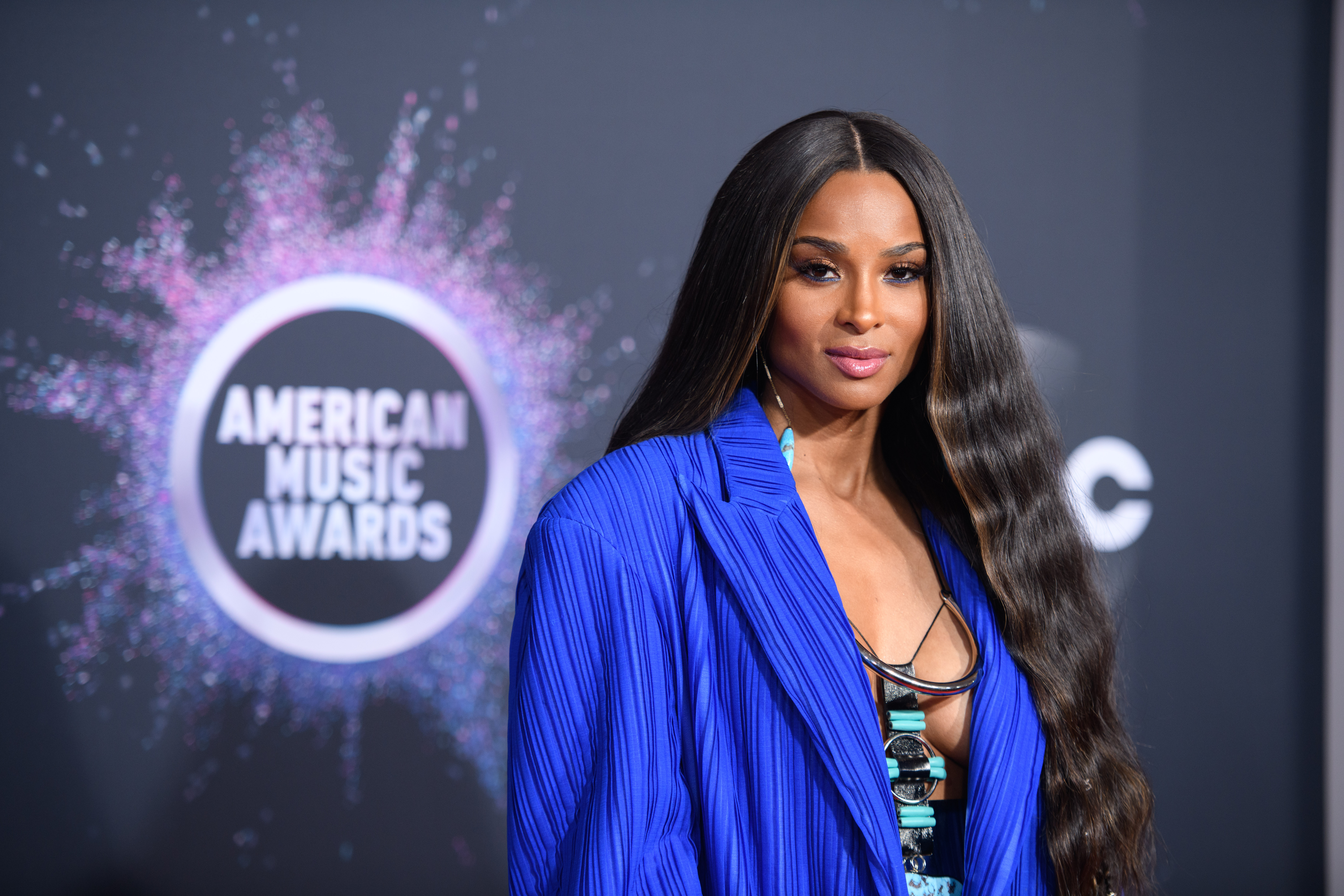 2019 AMAs: See All the Best Looks from the Red Carpet