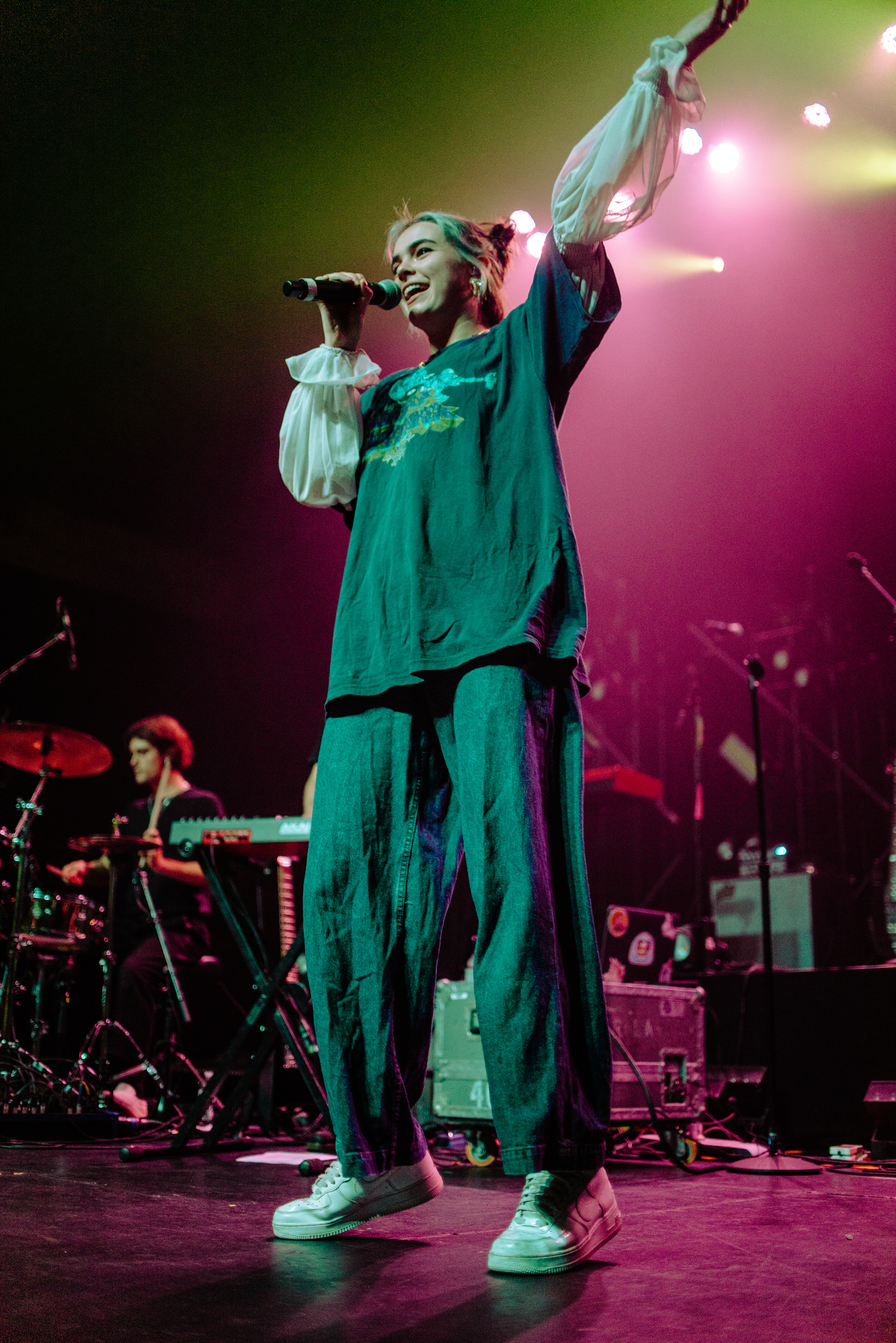 Rising Singer Benee Steals the Show During Limited Run on Conan Gray’s “Comfort Crowd Tour”