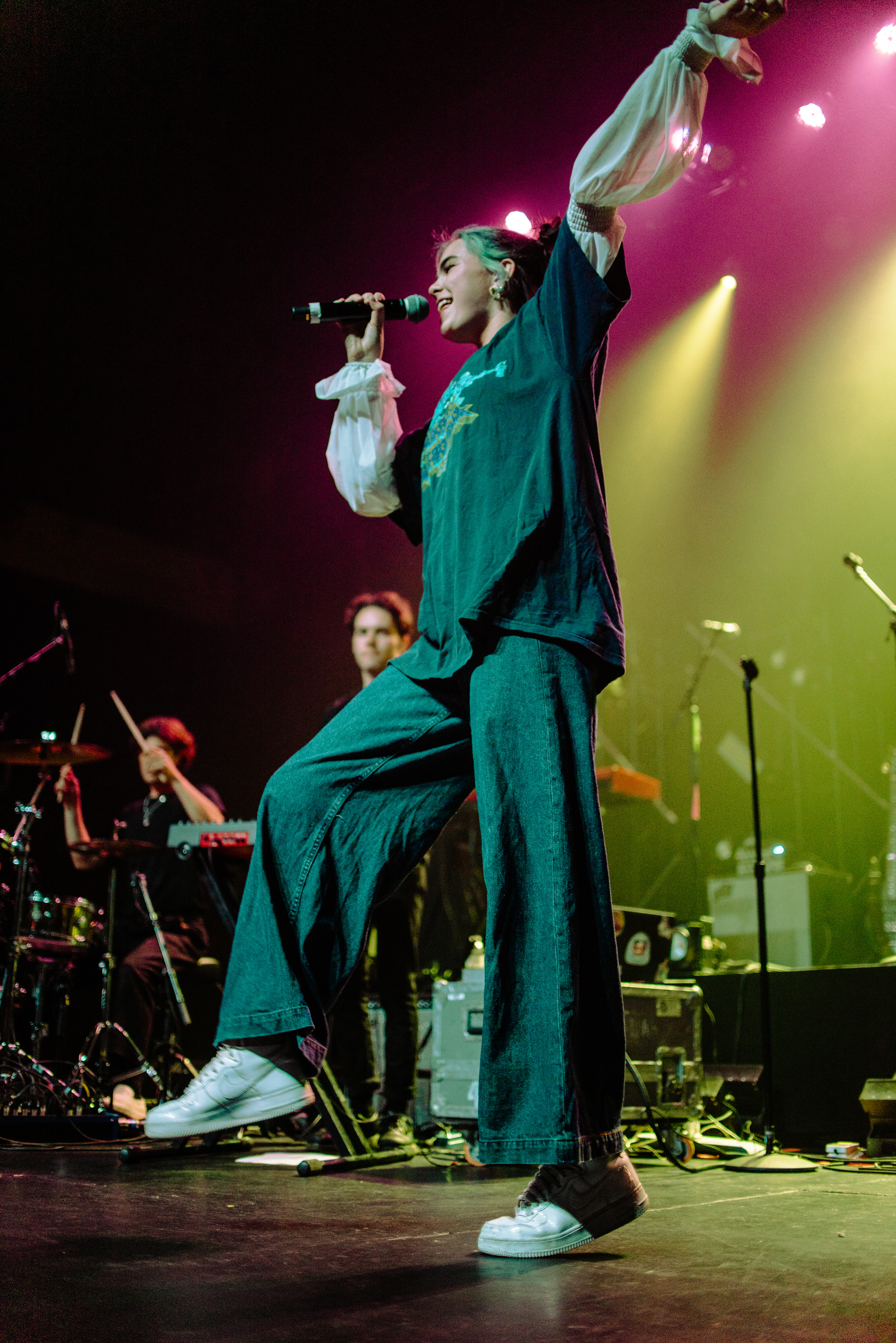 Rising Singer Benee Steals the Show During Limited Run on Conan Gray’s “Comfort Crowd Tour”