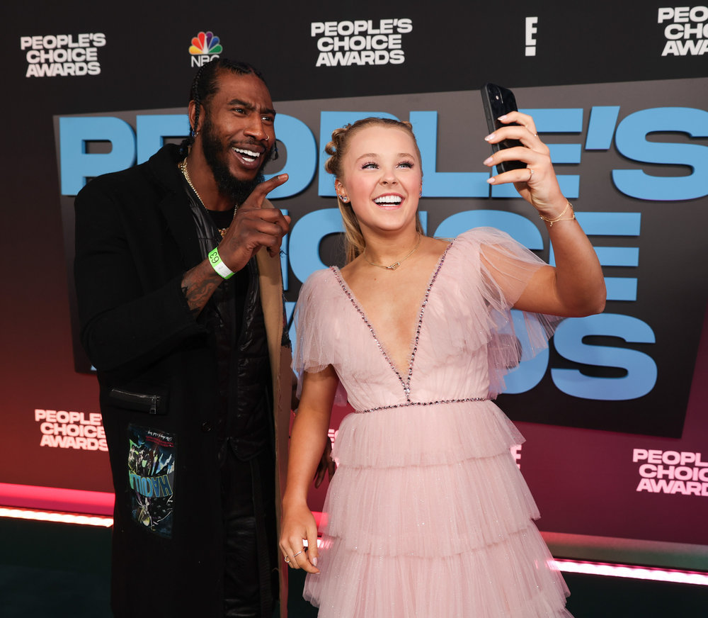 2021 People’s Choice Awards: See the Best Looks from the Red Carpet