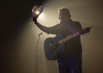 ERNEST Enlists in Darius Rucker, HARDY, Chase Rice, Mitchell Tenpenny & More for Epic ‘Stars for Second Harvest’ Show in Nashville (Review)