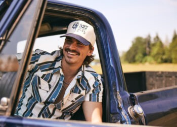 Tucker Wetmore Introduces Himself With Stellar EP ‘Waves On A Sunset’ – “It Was Really Just Me and a Bunch of Buddies Making Music” (Exclusive)