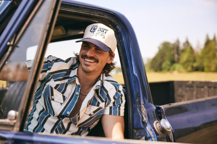 Tucker Wetmore Introduces Himself With Stellar EP ‘Waves On A Sunset’ – “It Was Really Just Me and a Bunch of Buddies Making Music” (Exclusive)