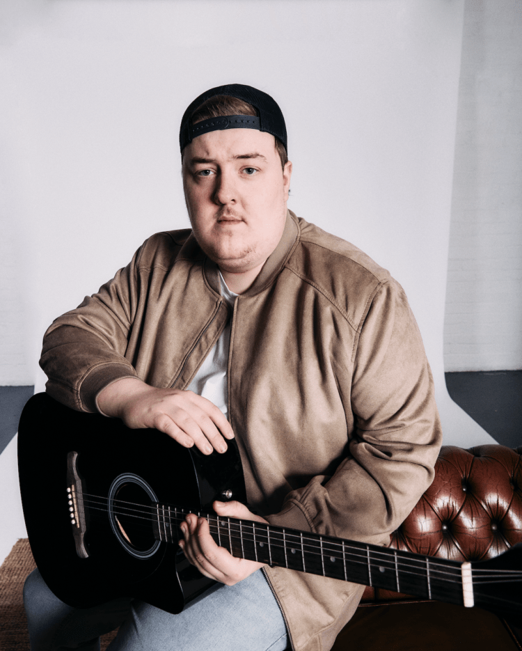 Irish Viral Sensation Gareth Says His Mom ‘Broke Down in Tears’ After Hearing New Single “Quiet In This House” That Was Inspired By Her (Exclusive)