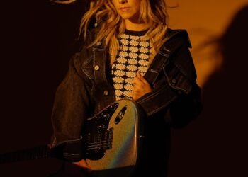 Lindsay Ell Talks Stepping Into Her Confident Era With “good guy” and New EP ‘fence sitter’ (Exclusive)