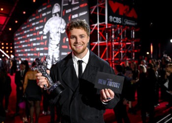 Anything But Ordinary: Alex Warren Wins Best New Artist and Lights Up VMAs Stage with Moving Performance – Watch Now