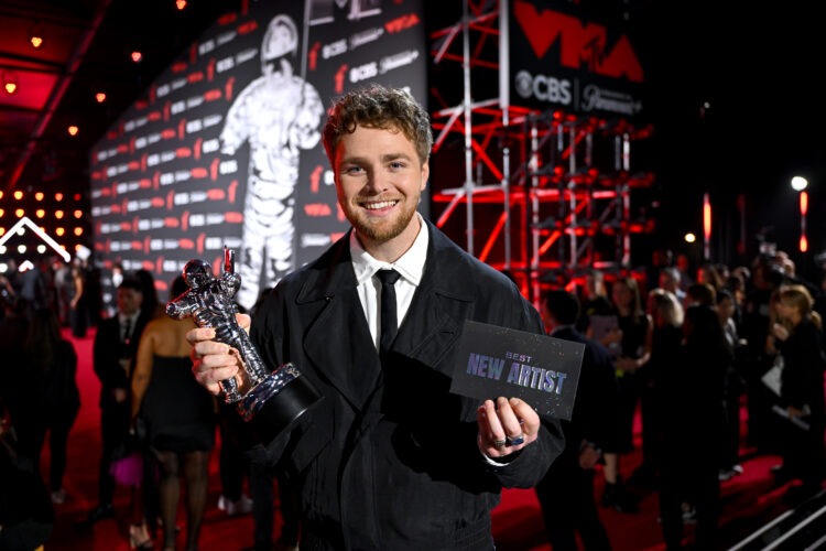 Anything But Ordinary: Alex Warren Wins Best New Artist and Lights Up VMAs Stage with Moving Performance – Watch Now