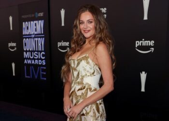 Kelsea Ballerini’s 2026 ACM Awards Look is a Total Goddess Vibe — Plus the Exact $49 Secret to Her Red Carpet Glow