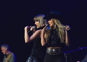 Inside Tight End University’s Star-Studded Night: Taylor Swift and Lainey Wilson Shock Nashville with a ‘Love Story’ Duet