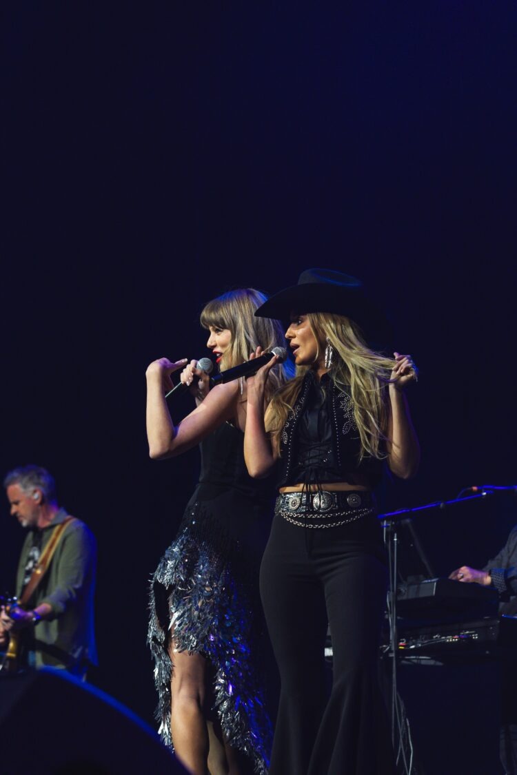 Inside Tight End University’s Star-Studded Night: Taylor Swift and Lainey Wilson Shock Nashville with a ‘Love Story’ Duet